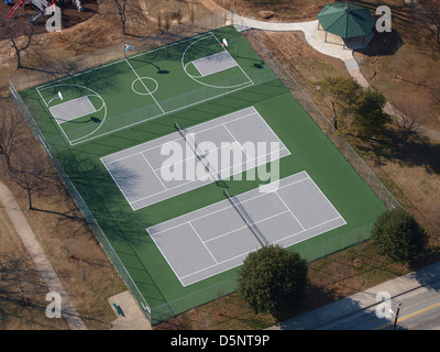 Tennis und Basketball Gerichte in einem östlichen USA öffentliche Park Luftbild. Stockfoto