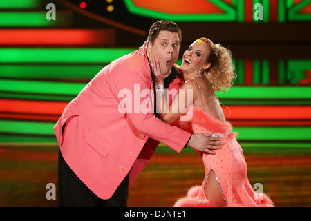 Prominente Teilnehmer, Schauspieler Tetje Mierendorf (L) und Tänzerin Isabel Edvardsson führen auf der deutschen Fernsehen Promi-Tanz-Show "Let es Dance" in Köln, Deutschland, 5. April 2013. Foto: Rolf Vennenbernd Stockfoto