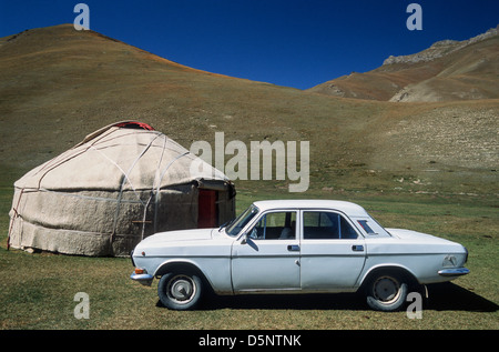 Alte russische Auto neben einer Jurte, Tash Rabat, Kirgisien, Zentralasien Stockfoto