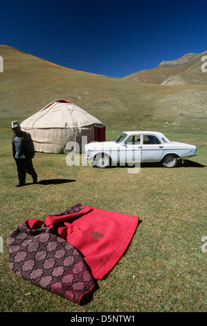 Alte russische Auto- und Jurte, Tash Rabat, Kirgisien, Zentralasien Stockfoto