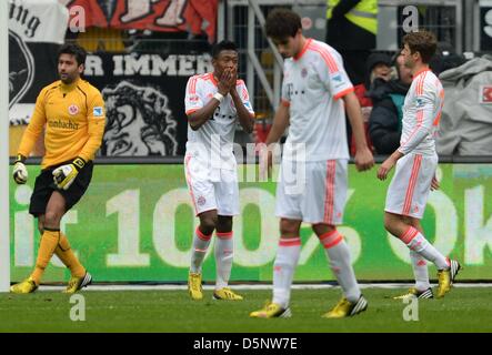 Münchens David Alaba (2 L) reagiert auf seinen Elfmeter gegen Frankfurts Torhüter Oka Nikolov (L) neben seinen Teamkollegen Javi Martinez und Thomas Mueller (R) während der Fußball-Bundesliga zwischen Eintracht Frankfurt und Bayern München in der Commerzbank Arena in Frankfurt Main, Deutschland, 6. April 2013. Foto: ARNE DEDERT (Achtung: EMBARGO Bedingungen! Die DFL ermöglicht die weitere Nutzung der nur bis zu 15 Bilder (keine Sequntial Bilder oder Video-ähnliche Reihe der Bilder erlaubt) über das Internet und Online-Medien während des Spiels (einschließlich Halbzeit), entnommen aus in das Stadion und/oder Pr Stockfoto