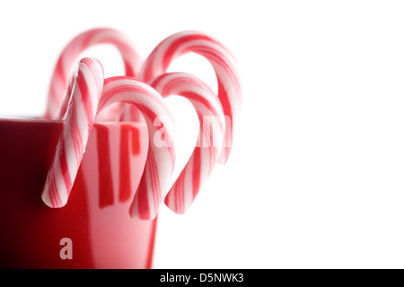 Rot-weißen Zuckerstangen in rote Tasse Stockfoto