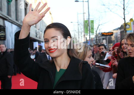 Olga Kurylenko winkt Fans auf dem roten Teppich für die Europa-Premiere von "Oblivion" im Savoy Kino, Dublin. Stockfoto