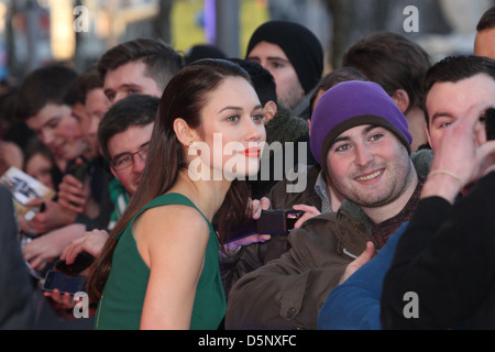 Olga Kurylenko posiert mit einem Fan auf dem roten Teppich für die Europa-Premiere von "Oblivion" im Savoy Kino, Dublin. Stockfoto