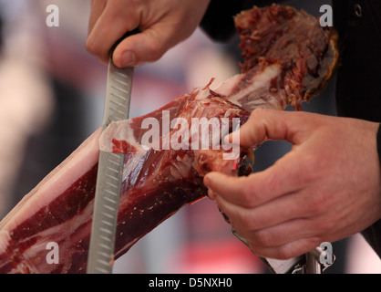 Schneiden Jamon Serrano - traditioneller spanischer Schinken. Andalusien, Spanien Stockfoto