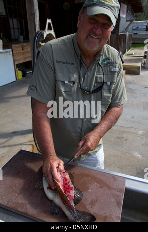 Ron Rawlins Kleider, Fische, Highland Park Fish Camp, in der Nähe von Deland, FL Stockfoto