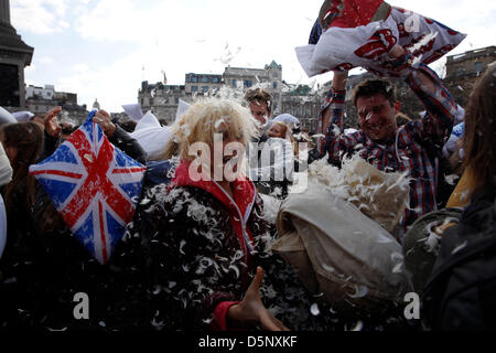 London, UK. 6. April 2013. Tausende von Menschen nahmen an der internationalen Kissenschlacht, jährliche Veranstaltung fand am Trafalgar Square im Zentrum von London. Bildnachweis: Lydia Pagoni / Alamy Live News Stockfoto