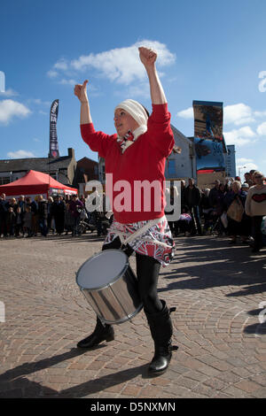 Blackpool, Lancashire, UK Samstag, 6. April 2013. Batala Schlagzeuger, Band, große Trommel, Frau Drummer, Musik, Percussion, Samba, Musiker, Beat, Leistung, Karneval, Gruppe, latin Festival, Feier, Folk, Straße, Ort, Tanz, Spaß, nationalen, Menschen, führen Sie in die St Johns Square, ein historisches Ereignis von Blackpool Angebot eines seiner wichtigsten musikalischen Attraktionen während der Hauptsaison Ferienzeit organisiert. Stockfoto