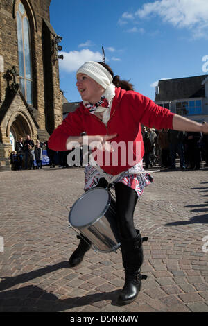 Blackpool, Lancashire, UK Samstag, 6. April 2013. Batala Schlagzeuger, Band, große Trommel, Frau Drummer, Musik, Percussion, Samba, Musiker, Beat, Leistung, Karneval, Gruppe, latin Festival, Feier, Folk, Straße, Ort, Tanz, Spaß, nationalen, Menschen, führen Sie in die St Johns Square, ein historisches Ereignis von Blackpool Angebot eines seiner wichtigsten musikalischen Attraktionen während der Hauptsaison Ferienzeit organisiert. Stockfoto