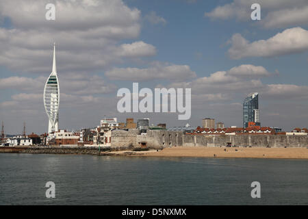 Portsmouth, UK. zeigen Sie 6. April 2013 Blick über die Skyline von Portsmouth heute aus dem Solent an. Frühlingswetter war auf Anzeige heute nach einem schlechten Start in die Saison. Bildnachweis: Rob Arnold/Alamy Live-Nachrichten Stockfoto