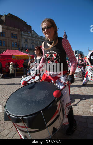 Blackpool, Lancashire, UK Samstag, 6. April 2013. Batala Schlagzeuger, Band, große Trommel, Frau Drummer, Musik, Percussion, Samba, Musiker, Beat, Leistung, Karneval, Gruppe, latin Festival, Feier, Folk, Straße, Ort, Tanz, Spaß, nationalen, Menschen, führen Sie in die St Johns Square, ein historisches Ereignis von Blackpool Angebot eines seiner wichtigsten musikalischen Attraktionen während der Hauptsaison Ferienzeit organisiert. Stockfoto