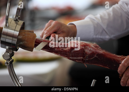 Schneiden Jamon Serrano - traditioneller spanischer Schinken. Andalusien, Spanien Stockfoto