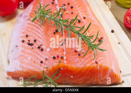 Frisches Lachsfilet mit Kräutern und Gemüse Stockfoto