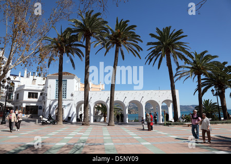 Promenade in der andalusischen Stadt Nerja, Provinz Málaga, Spanien Stockfoto