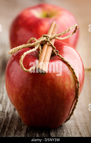 Rote Äpfel mit Zimtstange, flachen Fokus Stockfoto