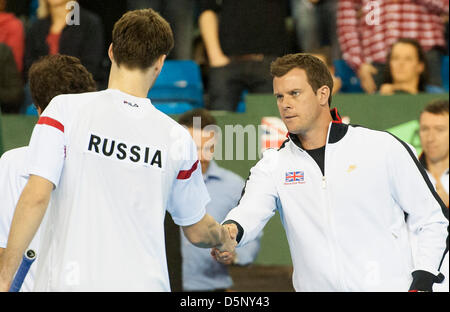 Coventry, Vereinigtes Königreich. 6. April 2013. Großbritanniens Davis-Cup-Team Kapitän Leon Smith schüttelt die Hand der russischen Spieler nach Europa/Afrika Zone Gruppe I Davis Cup zwischen Großbritannien und Russland von der Ricoh Arena zu binden... Bildnachweis: Aktion Plus Sportbilder / Alamy Live News Stockfoto