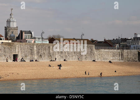 Portsmouth, UK. 6. April 2013 Menschen machen das Beste aus der Sonne an den "heißen Wänden", eine lokale Portsmouth sun Badestelle wegen etwas wärmeren, geschützten Bedingungen. Frühlingswetter war auf Anzeige heute nach einem schlechten Start in die Saison. Bildnachweis: Rob Arnold/Alamy Live-Nachrichten Stockfoto