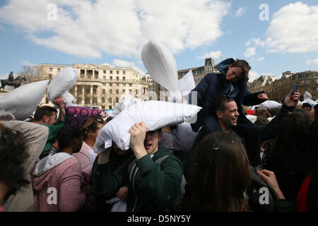 London, UK. 6. April 2013.  Internationalen Kissenschlacht 2013 auf dem Trafalgar Square. Bildnachweis: Mario Mitsis / Alamy Live News Stockfoto