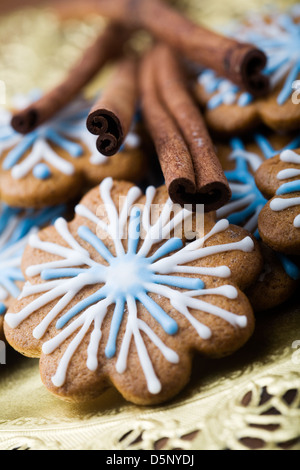 Lebkuchen mit blau und weiß geschmückt Stockfoto