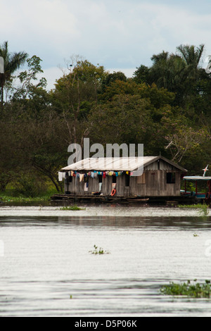 Schwimmende Häuser in der Nähe von Manaus, Bundesstaat Amazonas, nördlich von Brasilien. Black River-Amazonas-Regenwald. Stockfoto