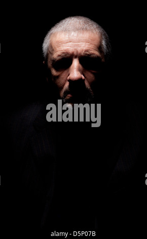 Gruselige grauen Haaren reifer Mann Stockfoto