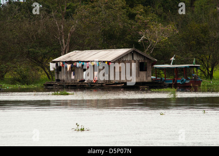 Schwimmende Häuser in der Nähe von Manaus, Bundesstaat Amazonas, nördlich von Brasilien. Black River-Amazonas-Regenwald. Stockfoto