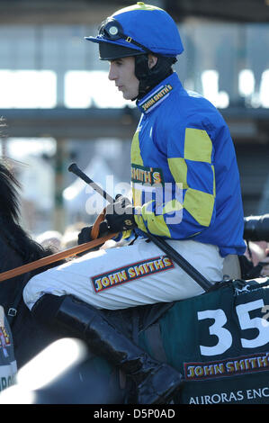 Aintree, UK. 6. April 2013.  Das Grand National Festival. Auroras Encore Jockey Ryan Mania gewinnt das Grand National und wird in der Präsentation-Arena. Bildnachweis: Aktion Plus Sportbilder / Alamy Live News Stockfoto