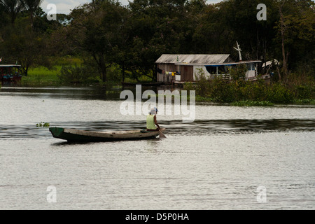 Schwimmende Häuser in der Nähe von Manaus, Bundesstaat Amazonas, nördlich von Brasilien. Black River-Amazonas-Regenwald. Stockfoto