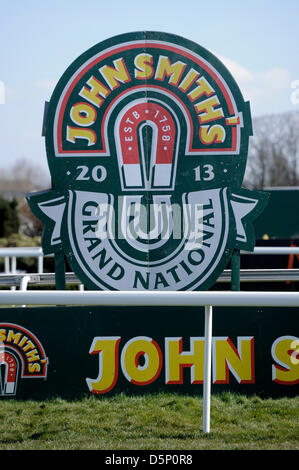 Aintree, UK. 6. April 2013.   Das Grand National Festival zeigt John Smith Werbetafeln an der Finsh Linie. Bildnachweis: Aktion Plus Sportbilder / Alamy Live News Stockfoto