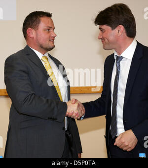 Aktuelle FDP Staat Parteivorsitzender in Mecklenburg-Western Pomerania René Domke ist von FDP-Spitzenkandidat für die Bundestagswahlen Hagen Reinhold beglückwünscht, nachdem er wieder als Landesvorsitzender der Partei mit 94,9 Prozent der Stimmen auf dem Parteitag FDP Staat in Teschow, Deutschland, 6. April 2013 gewählt. Foto: Bernd Wuestneck Stockfoto