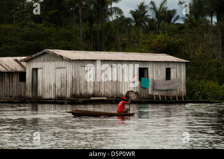 Schwimmende Häuser in der Nähe von Manaus, Bundesstaat Amazonas, nördlich von Brasilien. Black River-Amazonas-Regenwald. Stockfoto