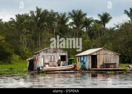 Schwimmende Häuser in der Nähe von Manaus, Bundesstaat Amazonas, nördlich von Brasilien. Black River-Amazonas-Regenwald. Stockfoto