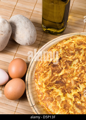 Spanische Tortilla mit Kartoffeln, Eiern und Olivenöl. Eine typische Mahlzeit aus Spanien Stockfoto