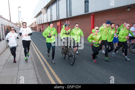 Liverpool, Vereinigtes Königreich. 6. April 2013. Liebe Läufer gesellen sich Spice Girl Melanie C, sie überqueren die Ziellinie nach einem 96 Meile Chairty verkehren zwischen Hillsborough und Anfield Credit: Andy Thornley / Alamy Live News Stockfoto