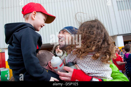 Liverpool, Vereinigtes Königreich. 6. April 2013. Läufer Dominic Williams grüßt seine Kinder nach seiner Fertigstellung eine 96 Meile Spendenlauf zwischen Hillsborough und Anfield Credit: Andy Thornley / Alamy Live News Stockfoto