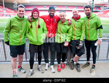 Liverpool, Vereinigtes Königreich. 6. April 2013. Fundraising-Läufer Chris Dale (L) John Driscoll (2. L) Scot Cunliffe (R) Ben Williams (2. R und Earle Jackson (3. R) beitreten DJ Spoony vor der Kop nach ihren Complettion 96 Meile von Hillsborough an der Anfield Road für Kinderhilfsorganisationen Krankenhaus laufen. Bildnachweis: Andy Thornley / Alamy Live News Stockfoto