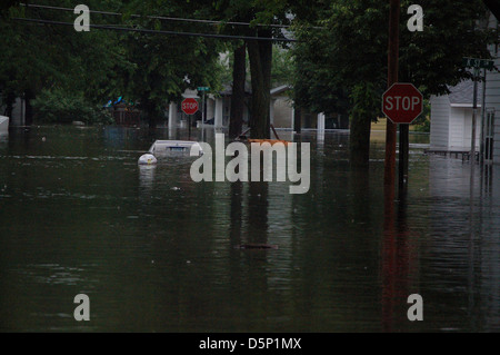 Dieses Bild zeigt ein traditionelles Kanu der Coast Salish und verweist auf die Hochwasserbedingungen im Mittleren Westen der Vereinigten Staaten. Das Bild stellt das natürliche Handwerk der Ureinwohner mit modernen Umweltbelangen wie Wasserqualität und Überschwemmungen in Kontrast. Stockfoto