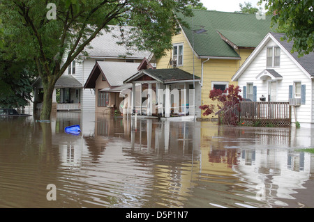Dieses Bild zeigt ein traditionelles Coast Salish Kanu, das von indigenen Völkern des pazifischen Nordwestens genutzt wird. Das Kanu ist Teil einer Bildungsreihe, die die Auswirkungen von Überschwemmungen in Iowa und im Mittleren Westen veranschaulicht, wie sie von der USGS beobachtet wurden. Stockfoto