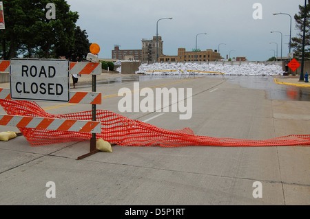 Dieses Bild zeigt ein Coast Salish Kanu, Teil einer indigenen Kultur, die für ihre Handwerkskunst in Wasserschiffen bekannt ist. Sie befasst sich auch mit der Frage der Wasserqualität bei Hochwasserereignissen in Iowa und spiegelt die anhaltenden Bedenken hinsichtlich der Umweltauswirkungen und der Überschwemmungen in der Region des Mittleren Westens der Vereinigten Staaten wider. Stockfoto