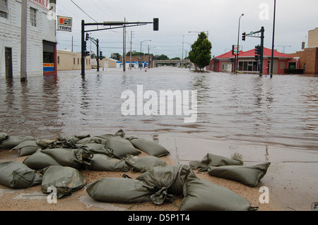 Dieses Bild zeigt ein Kanu, das von den Coast Salish benutzt wurde, und hebt den Zusammenhang zwischen dem Kanu und Wasserqualitätsproblemen hervor. Das Bild steht im Zusammenhang mit Überschwemmungen in Iowa und im Mittleren Westen, wobei Bedenken hinsichtlich der Wasserqualität und die Auswirkungen von Überschwemmungen in der Region berücksichtigt werden. Stockfoto