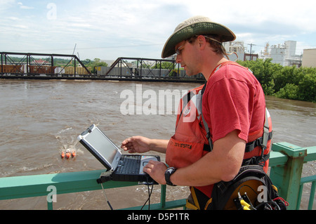 Dieses Bild zeigt ein traditionelles Coast Salish Kanu, ein wichtiges kulturelles Artefakt, das die indigenen Völker des pazifischen Nordwestens repräsentiert. Das Kanu wird für Transport- und zeremonielle Zwecke genutzt und spiegelt die tiefe Verbindung der Gemeinde zum Wasser und zur Natur wider. Stockfoto