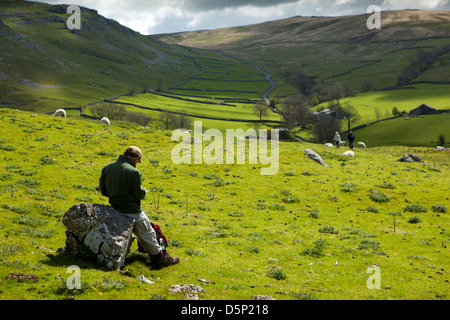 Großbritannien, England, Yorkshire, Malham, Gordale, Straße nach Malham Moor über Walker ruht auf Felsen Stockfoto