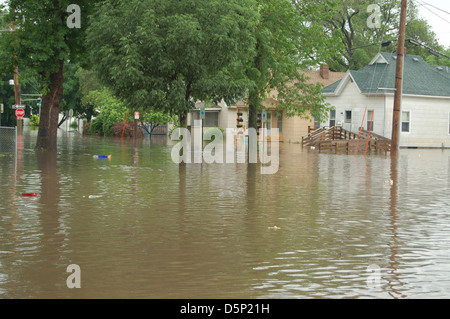 Dieses Bild zeigt ein Kanu, das von den Coast Salish benutzt wurde, und hebt die Wasserqualität und Umweltprobleme wie Überschwemmungen in Iowa und im Mittleren Westen hervor. Das Foto spiegelt die Auswirkungen natürlicher Ereignisse auf lokale Gemeinschaften und Ökosysteme wider. Stockfoto