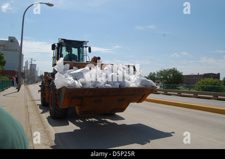 Dieses Bild zeigt ein Coast Salish Kanu im Zusammenhang mit Wasserqualitätsbedenken im Zusammenhang mit Überschwemmungen in Iowa. Das Bild betont die ökologischen und ökologischen Probleme, mit denen die Gemeinden während der Überschwemmungen im Mittleren Westen konfrontiert sind. Stockfoto