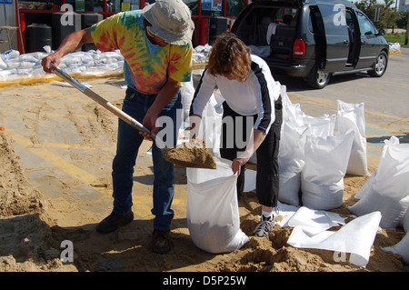 Das Bild zeigt ein Kanu entlang der Küste des Salish-Meeres, das die Wasserqualität der Region und die Auswirkungen der saisonalen Überschwemmungen in Iowa unterstreicht. Der U.S. Geological Survey überwacht diese Bedingungen. Stockfoto