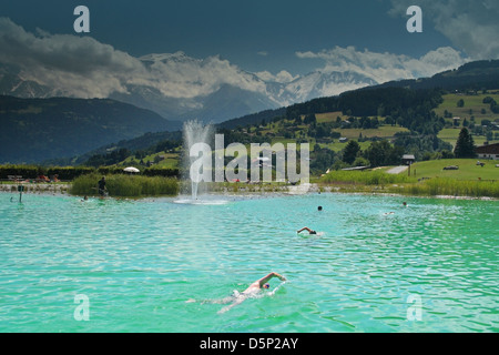 Combloux, Haute Savoie, Frankreich. Schwimmer in der ökologischen Bergsee mit dem Mont Blanc im Hintergrund Stockfoto