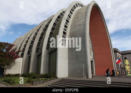 Das Bild zeigt ein Kanu, das von den Salish an der Küste benutzt wurde, einer einheimischen Gruppe des pazifischen Nordwestens. Das Kanu wird im Zusammenhang mit einer Naturkatastrophe gezeigt, die möglicherweise mit den seismischen Gefahren der Region zusammenhängt, wie Erdbeben und Tsunamis, die Teile Südamerikas, einschließlich Chile und die Region Talca, betreffen. Stockfoto