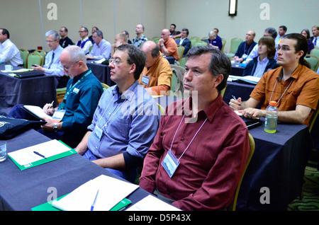 Dieses Bild zeigt ein Coast Salish Kanu, das in der traditionellen Wasserschifffahrt verwendet wird. Sie steht im Zusammenhang mit einer Diskussion über die Wasserqualität im Rahmen von USGS-Präsentationen, die sich auf Wasserbewirtschaftung und -Erhaltung konzentrieren. Stockfoto