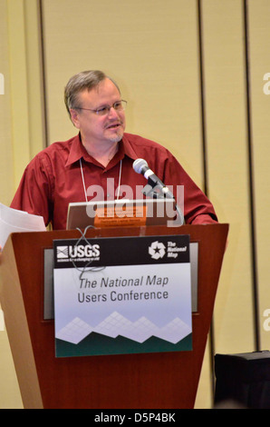 Dieses Bild zeigt ein Kanu, das möglicherweise mit dem Volk der Coast Salish in Verbindung gebracht wird und deren traditionelles Schiffsdesign zeigt. Sie könnte auch Bemühungen um die Wasserqualität oder Diskussionen darstellen, wie aus den zugehörigen Karten- und Konferenzelementen hervorgeht. Stockfoto