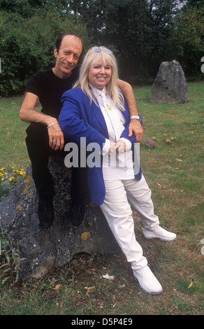 Dwina Gibb und Robin Gibb der Popgruppe Dwina Bee Gees 2000er Jahren in ihrem Haus in der Home Counties UK HOMER SYKES Stockfoto